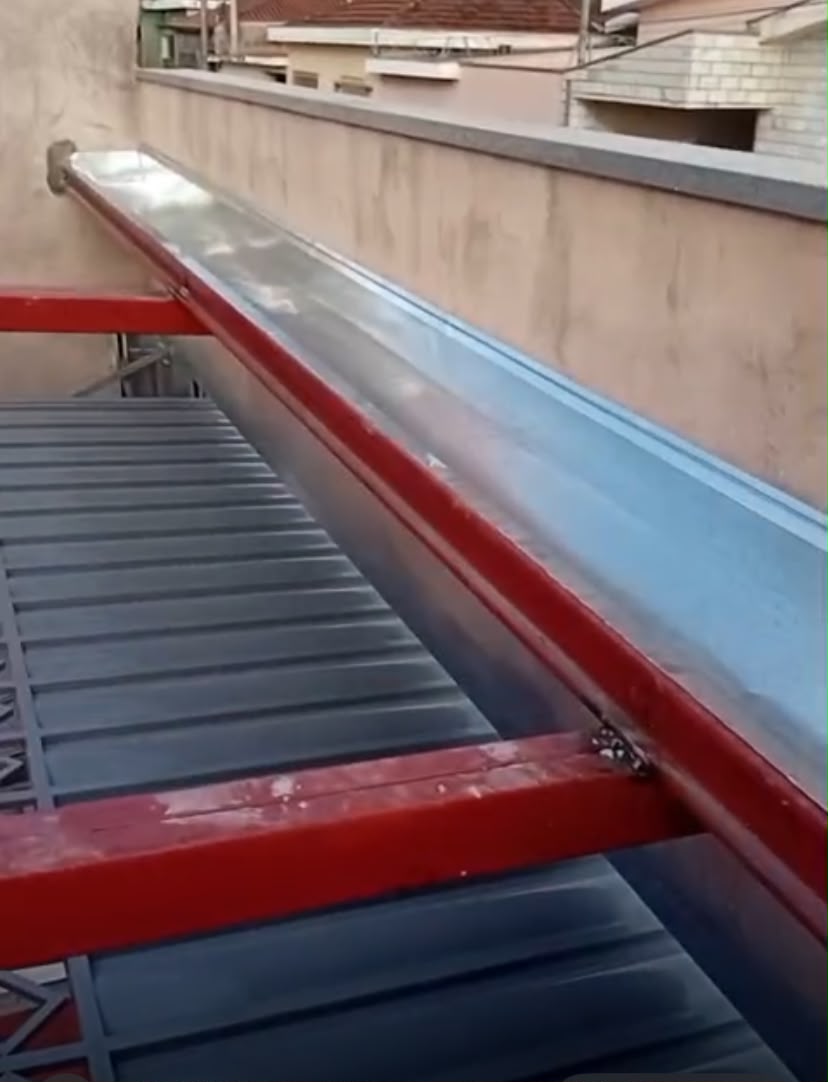 Calha metálica instalada em cobertura residencial