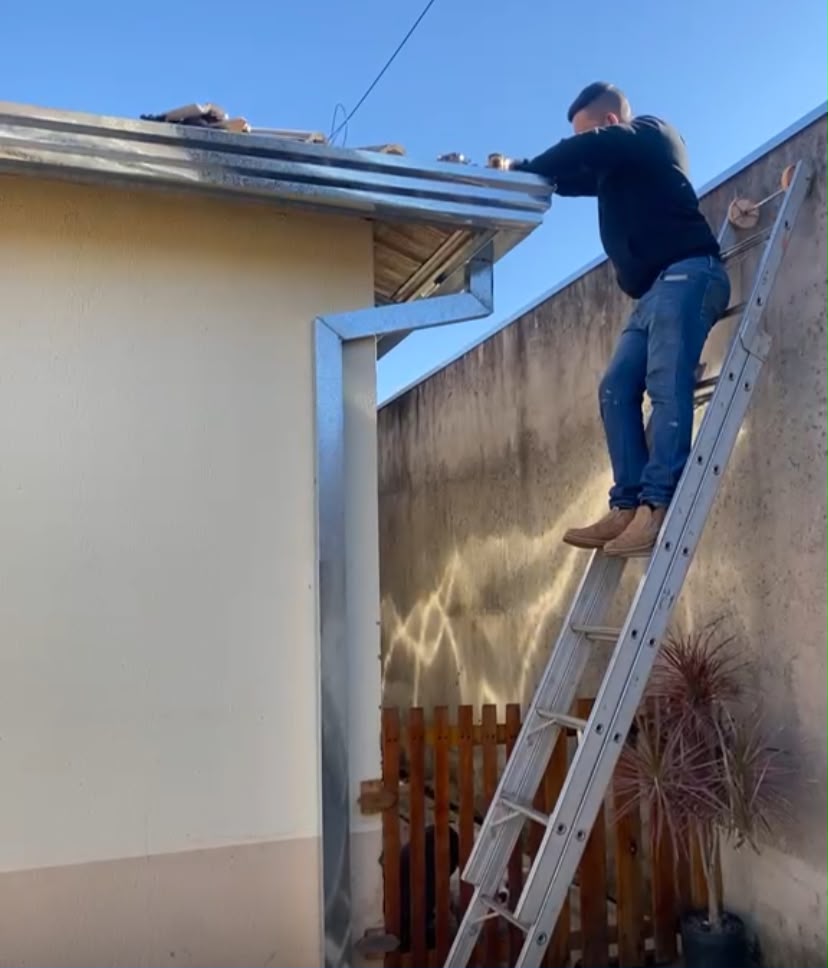 Instalação de calha em residência