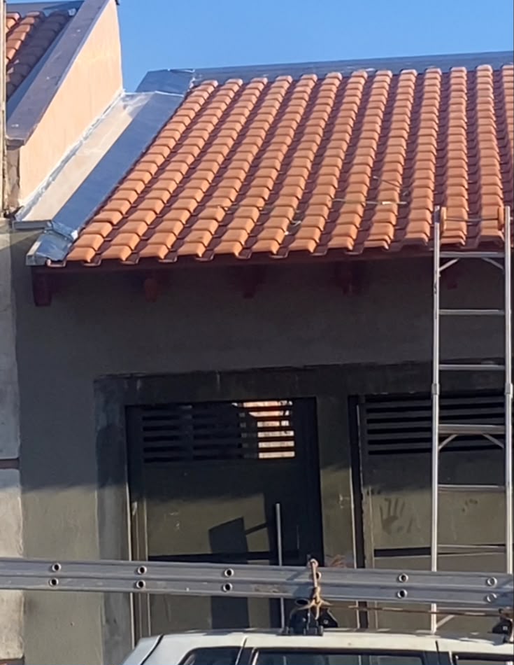 Acabamento metálico de rufo junto à cobertura