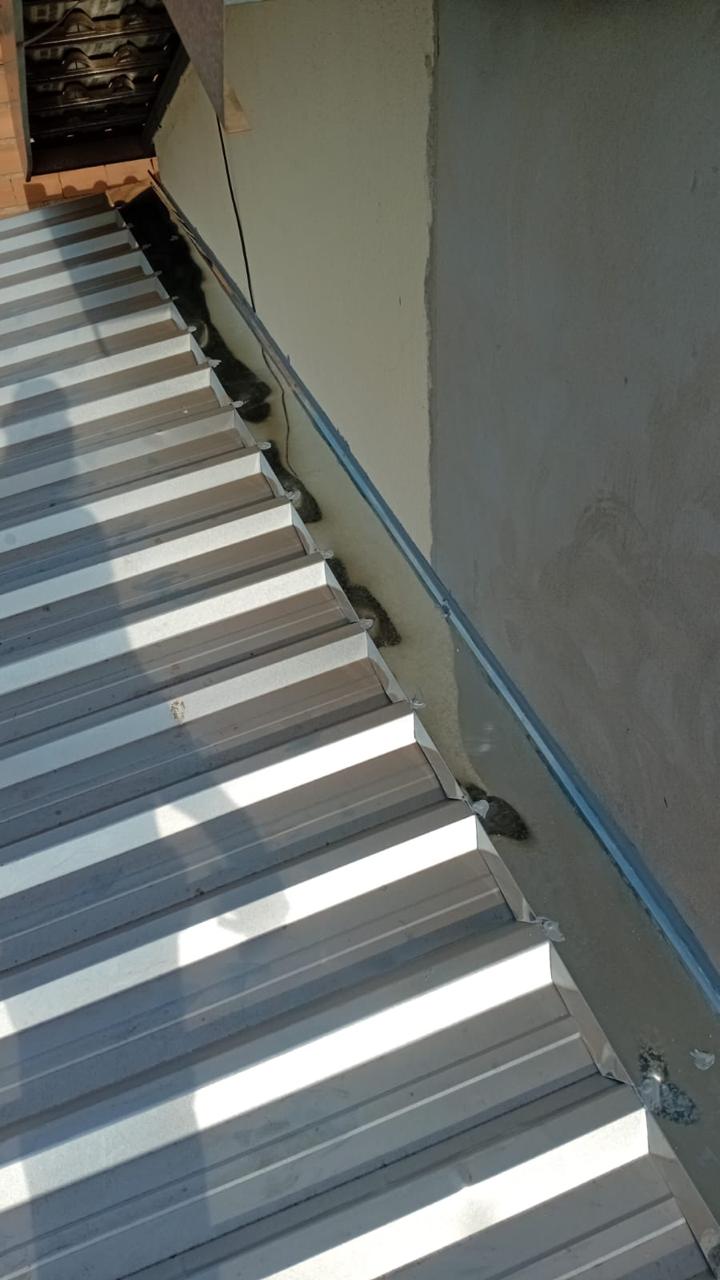 Instalação de rufo em cobertura metálica