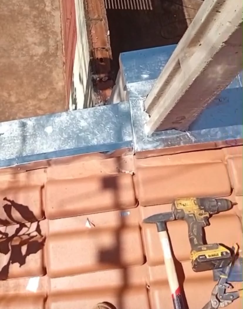 Rufo metálico instalado junto ao telhado