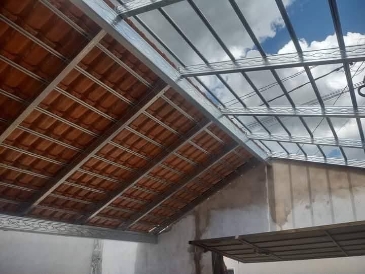 Estrutura de telhado em manutenção