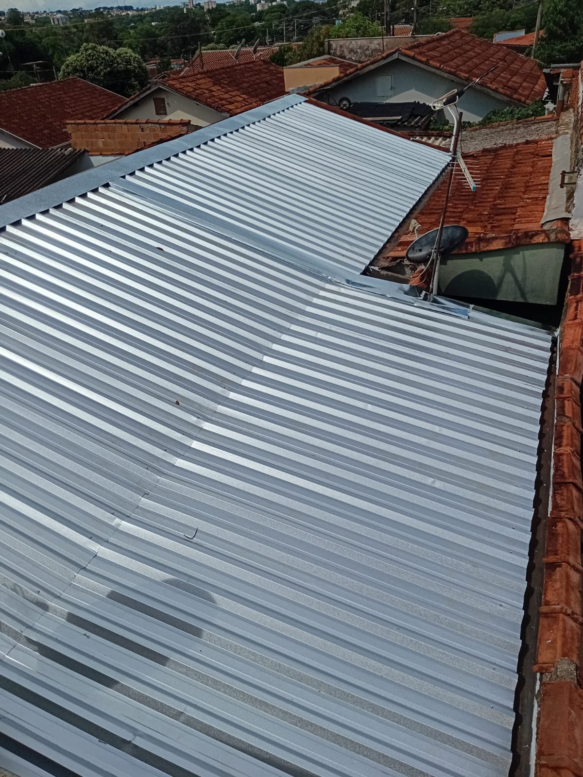 Cobertura metálica instalada sobre imóvel